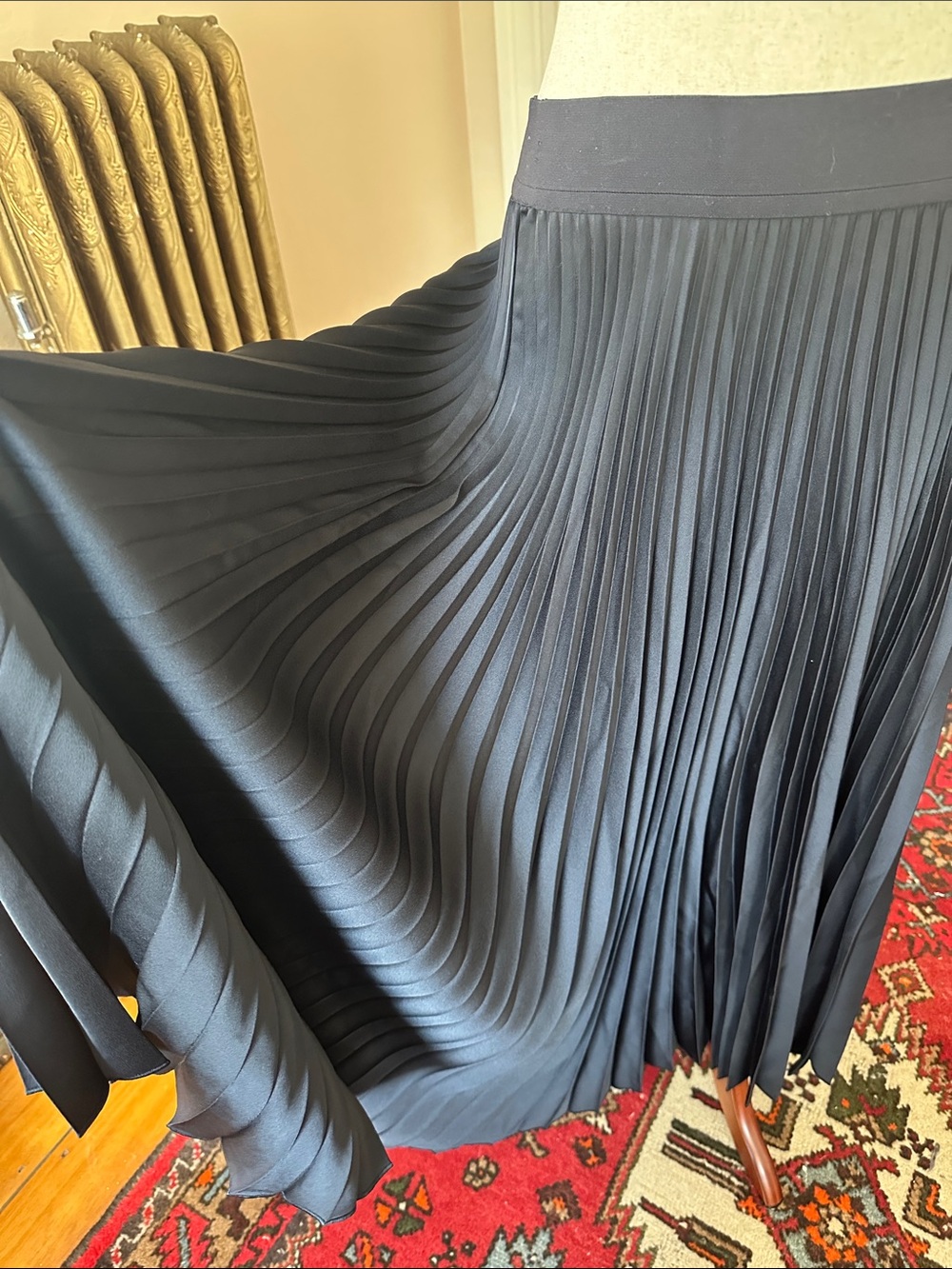 The White Company Elegant Dark Navy (or black??) Pleated Maxi Skirt - Picture 3 of 8